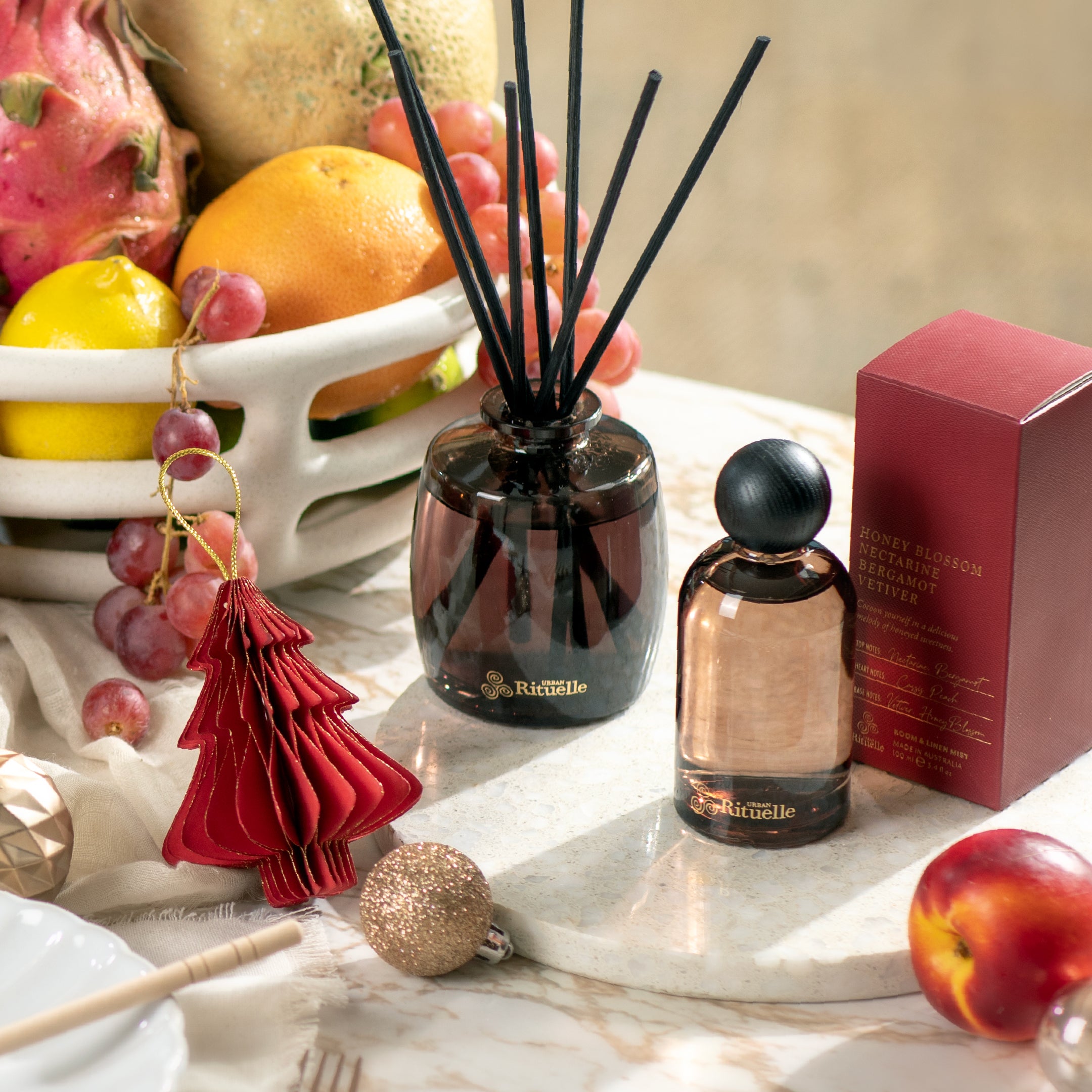 Nectarine, Honey Blossom, Bergamot, Vetiver<br> TESTER: Room & Linen Mist