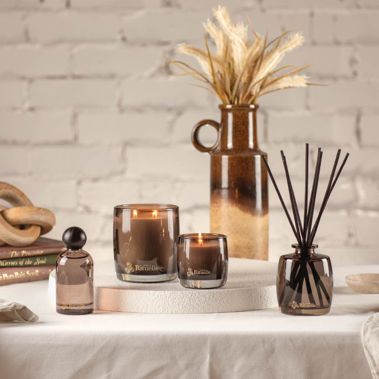 Fig Leaf, Cypress, Cedarwood, Moss<br> TESTER: Scented Soy Candle - 140gm