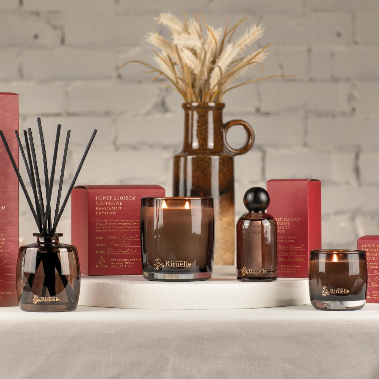 Nectarine, Honey Blossom, Bergamot, Vetiver<br> TESTER: Scented Soy Candle - 140gm
