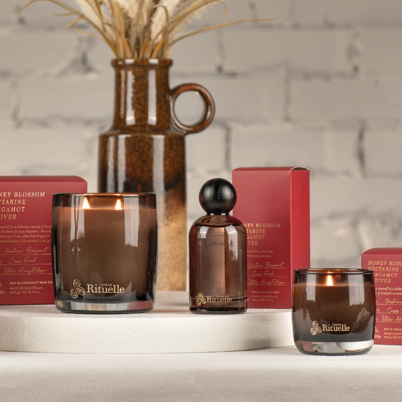 Nectarine, Honey Blossom, Bergamot, Vetiver<br> TESTER: Scented Soy Candle - 400gm